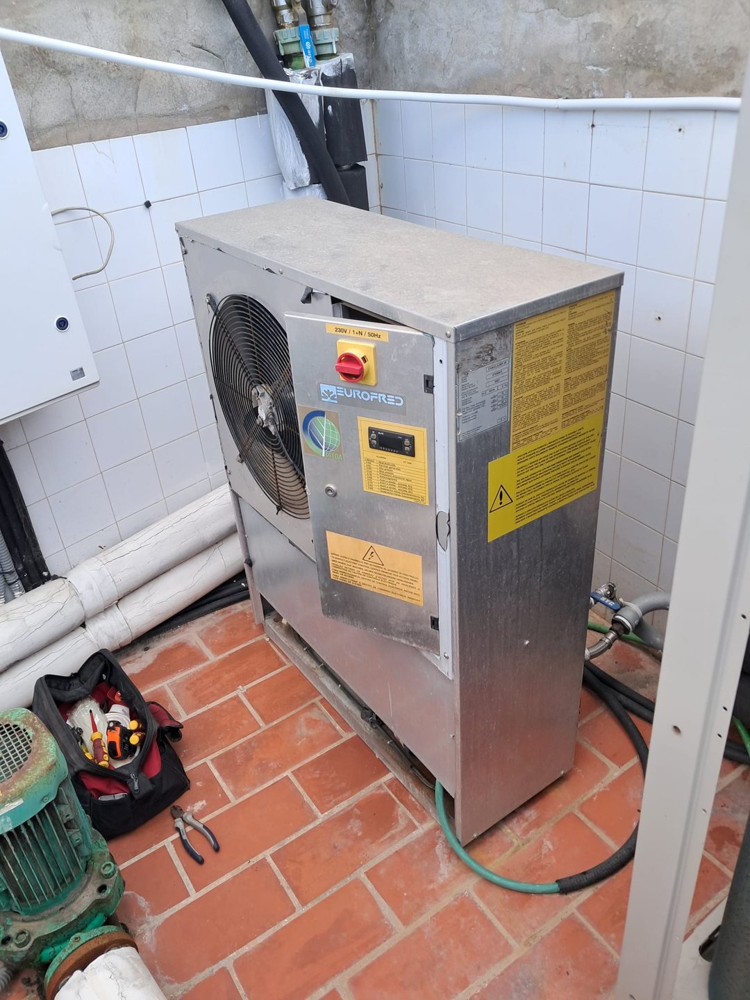 Antes — Sustitución de enfriadora antigua por bomba de calor inverter