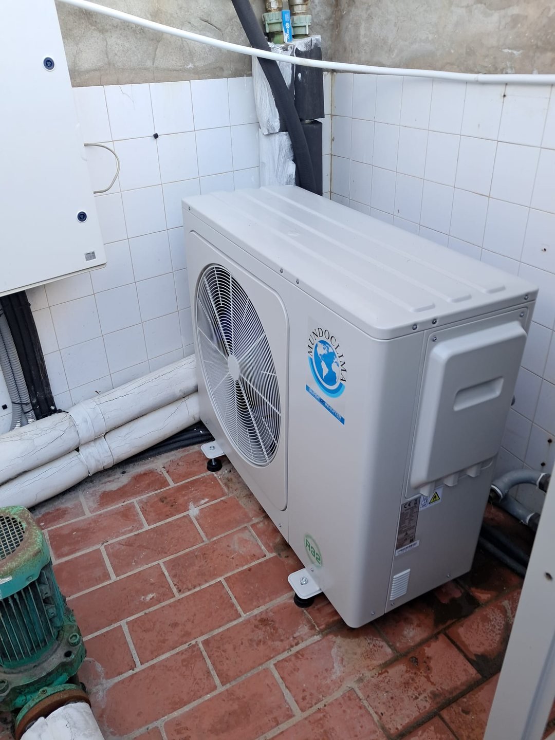 Después — Sustitución de enfriadora antigua por bomba de calor inverter